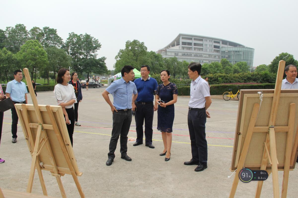 宋学锋董事长一行了解新生报到情况.jpg