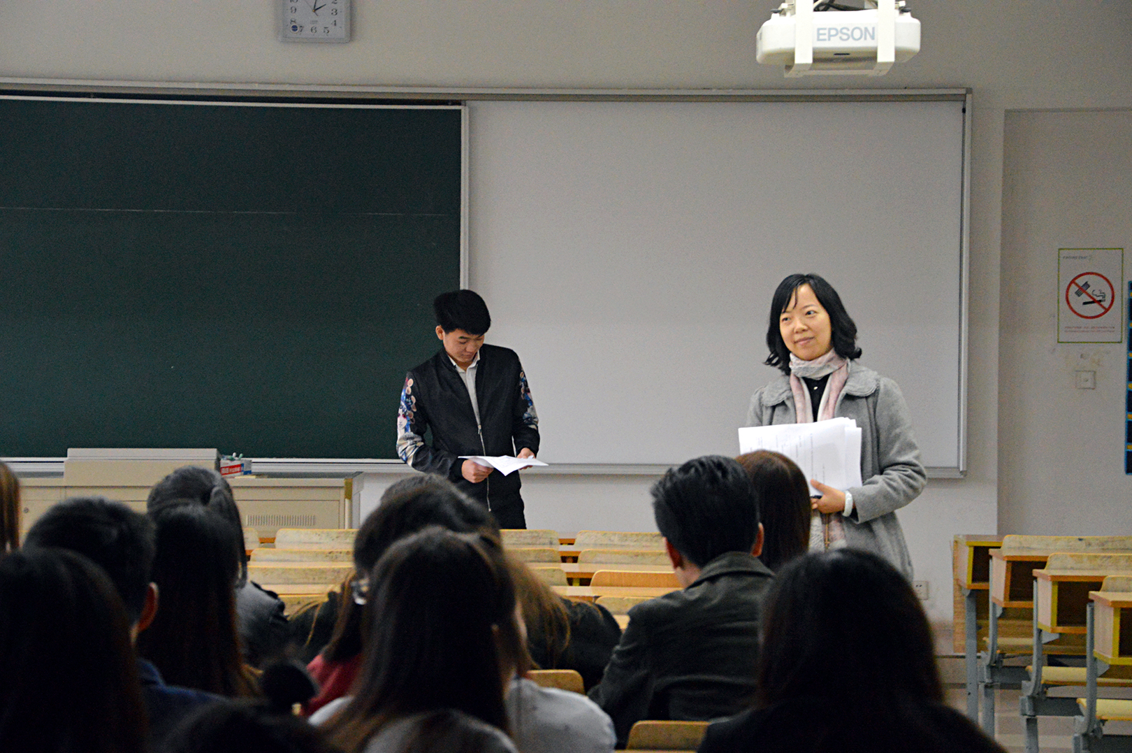 辅导员带领大家共同学习评估手册.jpg